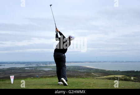 Isle of Purbeck Golf Club, Dorset, UK, 31. Mai 2016. Sam Robertshawe (The Army GC) fährt ab dem 5. Loch in der zweiten Runde des Jamega Pro Golf Tour im Isle of Purbeck Golf Club, England mit der Bournemouth Küste im Hintergrund. Bildnachweis: David Partridge / Alamy Live News Stockfoto