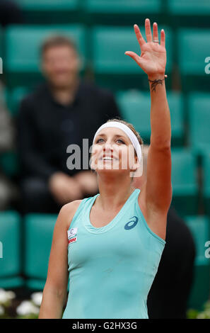 Paris, Frankreich. 1. Juni 2016. Timea Bacsinszky der Schweiz winkt der Menge nach dem Sieg gegen Venus Williams aus den USA in ihre Frauen einzigen vierten Vorrundenspiel bei den French Open Tennis-Turnier in Roland Garros in Paris, Frankreich, 1. Juni 2016. Bacsinszky gewann das Spiel mit 2: 0. Bildnachweis: Ye Pingfan/Xinhua/Alamy Live-Nachrichten Stockfoto