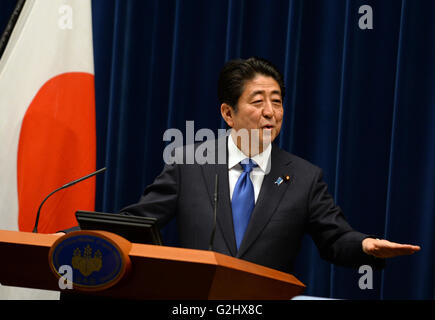 Tokyo. 1. Juni 2016. Der japanische Premierminister Shinzo Abe spricht während einer Pressekonferenz am Amtssitz des Premierministers in Tokio, 1. Juni 2016. Der japanische Premierminister Shinzo Abe am Mittwoch angekündigt, dass er ein bereits umstrittene geplante Steuererhöhung weiter von April 2017 bis Oktober 2019 in eine todsicheren Zeichen verzögern wird, dass seine einst verehrt "Abenomics" Mischung aus Wirtschaftspolitik gescheitert ist, marode Wirtschaft Japans Leben einzuhauchen. © Ma Ping/Xinhua/Alamy Live-Nachrichten Stockfoto