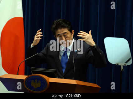 Tokyo. 1. Juni 2016. Der japanische Premierminister Shinzo Abe spricht während einer Pressekonferenz am Amtssitz des Premierministers in Tokio, 1. Juni 2016. Der japanische Premierminister Shinzo Abe am Mittwoch angekündigt, dass er ein bereits umstrittene geplante Steuererhöhung weiter von April 2017 bis Oktober 2019 in eine todsicheren Zeichen verzögern wird, dass seine einst verehrt "Abenomics" Mischung aus Wirtschaftspolitik gescheitert ist, marode Wirtschaft Japans Leben einzuhauchen. © Ma Ping/Xinhua/Alamy Live-Nachrichten Stockfoto