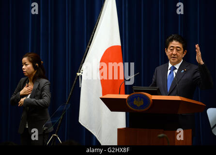 Tokyo. 1. Juni 2016. Japanese Prime Minister Shinzo Abe (R) spricht während einer Pressekonferenz am Amtssitz des Premierministers in Tokio, 1. Juni 2016. Der japanische Premierminister Shinzo Abe am Mittwoch angekündigt, dass er ein bereits umstrittene geplante Steuererhöhung weiter von April 2017 bis Oktober 2019 in eine todsicheren Zeichen verzögern wird, dass seine einst verehrt "Abenomics" Mischung aus Wirtschaftspolitik gescheitert ist, marode Wirtschaft Japans Leben einzuhauchen. © Ma Ping/Xinhua/Alamy Live-Nachrichten Stockfoto