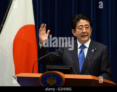 Tokyo. 1. Juni 2016. Der japanische Premierminister Shinzo Abe spricht während einer Pressekonferenz am Amtssitz des Premierministers in Tokio, 1. Juni 2016. Der japanische Premierminister Shinzo Abe am Mittwoch angekündigt, dass er ein bereits umstrittene geplante Steuererhöhung weiter von April 2017 bis Oktober 2019 in eine todsicheren Zeichen verzögern wird, dass seine einst verehrt "Abenomics" Mischung aus Wirtschaftspolitik gescheitert ist, marode Wirtschaft Japans Leben einzuhauchen. © Ma Ping/Xinhua/Alamy Live-Nachrichten Stockfoto