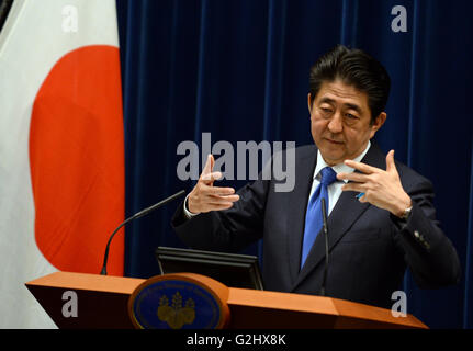 Tokyo. 1. Juni 2016. Der japanische Premierminister Shinzo Abe spricht während einer Pressekonferenz am Amtssitz des Premierministers in Tokio, 1. Juni 2016. Der japanische Premierminister Shinzo Abe am Mittwoch angekündigt, dass er ein bereits umstrittene geplante Steuererhöhung weiter von April 2017 bis Oktober 2019 in eine todsicheren Zeichen verzögern wird, dass seine einst verehrt "Abenomics" Mischung aus Wirtschaftspolitik gescheitert ist, marode Wirtschaft Japans Leben einzuhauchen. © Ma Ping/Xinhua/Alamy Live-Nachrichten Stockfoto