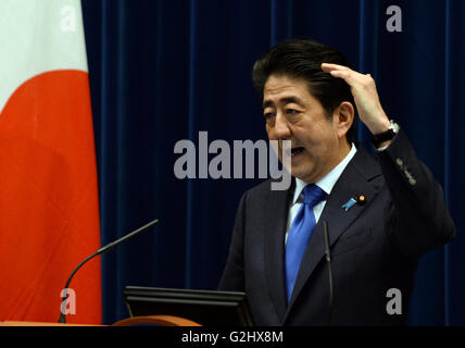 Tokyo. 1. Juni 2016. Der japanische Premierminister Shinzo Abe spricht während einer Pressekonferenz am Amtssitz des Premierministers in Tokio, 1. Juni 2016. Der japanische Premierminister Shinzo Abe am Mittwoch angekündigt, dass er ein bereits umstrittene geplante Steuererhöhung weiter von April 2017 bis Oktober 2019 in eine todsicheren Zeichen verzögern wird, dass seine einst verehrt "Abenomics" Mischung aus Wirtschaftspolitik gescheitert ist, marode Wirtschaft Japans Leben einzuhauchen. © Ma Ping/Xinhua/Alamy Live-Nachrichten Stockfoto