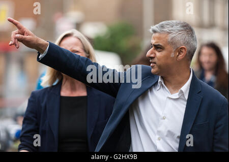 London, UK.  1. Juni 2016.  Sadiq Khan, Bürgermeister London, besucht ein Alter UK generationenübergreifende Freiwilligenarbeit Ereignis in Southwark, wie er Freiwilligen Woche startet, Verpfändung, soziale Integration eine "Kern" Priorität in seiner Verwaltung zu machen. Bildnachweis: Stephen Chung / Alamy Live News Stockfoto