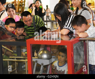 Chengdu, China' s der Provinz Sichuan. 1. Juni 2016. Kinder spielen im Sichuan Wissenschafts- und Technologiemuseum in Chengdu, Hauptstadt der Südwest-China' s der Provinz Sichuan, 1. Juni 2016. Verschiedene Aktivitäten fanden in ganz China, Internationaler Kindertag, feiern, die am Mittwoch in diesem Jahr fällt statt. © Liu Kun/Xinhua/Alamy Live-Nachrichten Stockfoto