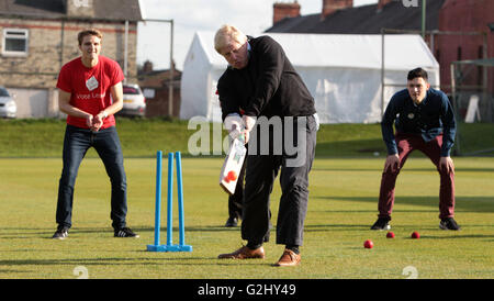 Der ehemalige Bürgermeister von London, Boris Johnson (Mitte vorne) spielt Cricket in Chester-Le-Street Cricket Club in der Grafschaft Durham, während Sir Ian Botham (versteckte hinten) im Rahmen seiner Tour auf die Abstimmung verlassen Kampagnenbus Uhren. Stockfoto