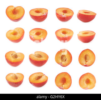 Schneiden Sie offene Pflaume Hälfte isoliert Stockfoto