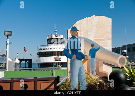 Eine Anzeige für Hornblower Alcatraz Insel-Tour, für die National Park Service auf Pier 33 am San Francisco Embarcadero vorgestellt Stockfoto