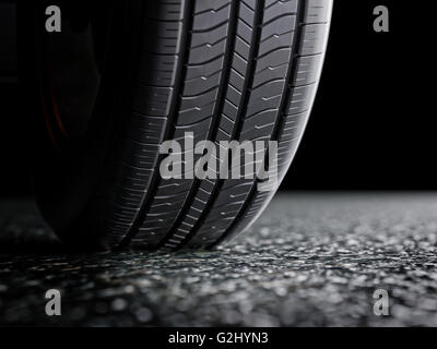 Auto Reifen Beschützer Nahaufnahme 3D-Illustration auf dunklem Hintergrund Stockfoto