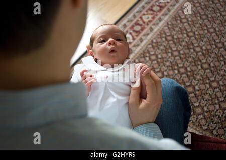 Vater Holding Baby auf Schoß Stockfoto
