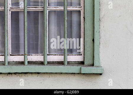 Alte Holzfenster auf alten Haus Textur Hintergrund Stockfoto