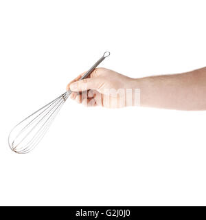 Hand, die einen Schläger Mixer Schneebesen, Zusammensetzung, die über dem weißen Hintergrund isoliert Stockfoto