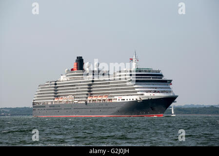 SOUTHAMPTON Wasser ENGLAND UK - Mai 2016 - die Cunard Kreuzfahrtschiff Queen Victoria im Gange auf Southampton Water Südengland Stockfoto