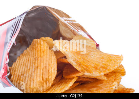 Kartoffel-Schiffe ausgießen Tasche isoliert auf weißem Hintergrund Stockfoto