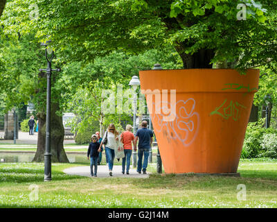 Öffentlicher Park "The French Garden", Kunst, ein Baum in einem Flower Pot, Celle, Niedersachsen, Deutschland, Europa Stockfoto