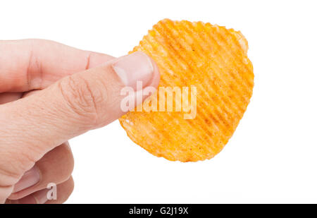 Hand, die einzelnen gewürzte Kartoffel-Chips, die isoliert auf weißem Hintergrund Stockfoto