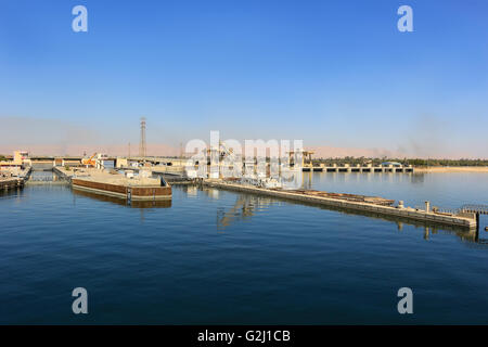 Nähert sich das Schiff in Esna und alten Staudamm am Nil Fluß, Ägypten sperrt Stockfoto