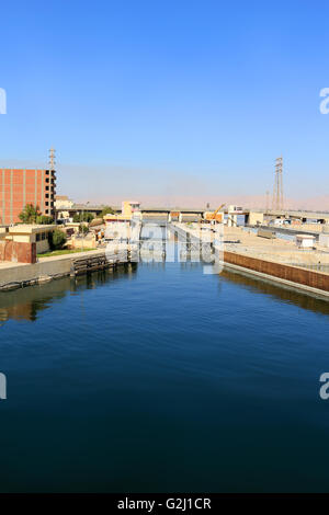 Nähert sich das Schiff in Esna und alten Staudamm am Nil Fluß, Ägypten sperrt Stockfoto