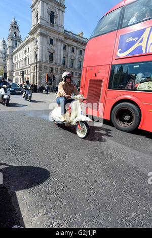 Mods, die Reiten ihre Roller durch Parliament Square für die London, Brighton Scooter Rally im 1. Mai 2016 Stockfoto