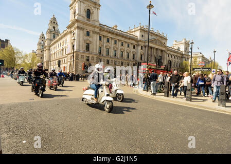 Mods, die Reiten ihre Roller durch Parliament Square für die London, Brighton Scooter Rally im 1. Mai 2016 Stockfoto