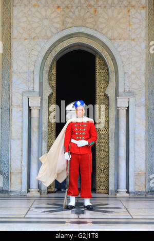 RABAT. Marokko - 20. Februar 2016: Königliche Wache am Eingang des Mausoleum von Mohammed V tragen traditionelle Kleidung der Rotanteil in Stockfoto