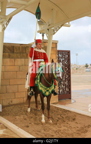 RABAT. Marokko - 20. Februar 2016: Montiert Königliche Wache am Eingang das Mausoleum von Mohammed V auf dem Pferderücken trägt traditi Stockfoto