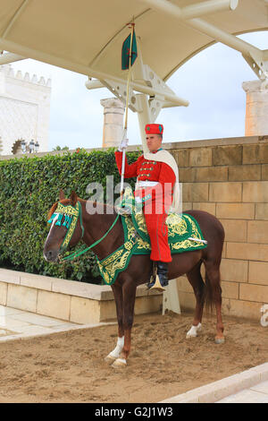 RABAT. Marokko - 20. Februar 2016: Montiert Königliche Wache am Eingang das Mausoleum von Mohammed V auf dem Pferderücken trägt traditi Stockfoto