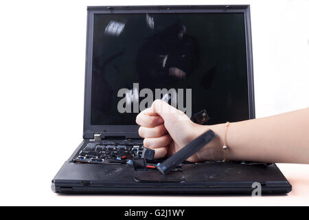 Frau Hand smashing Laptop Tastatur und Key fliegende heraus Stockfoto