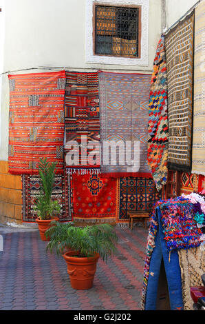 Bunte Teppiche hängen im Freien in einer Straße in Casablanca, Marokko Stockfoto