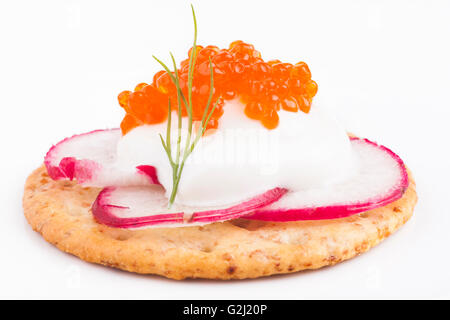 Roter Kaviar auf weißen Käse Apetiser auf weißem Hintergrund Stockfoto