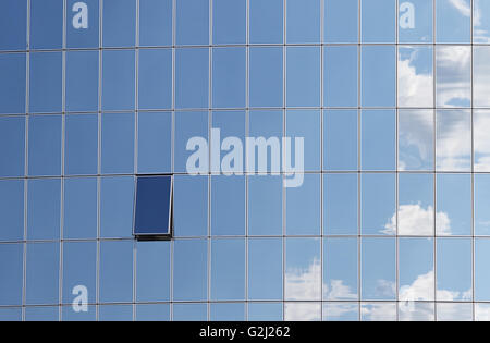 Himmel spiegelt sich im Fenster eines modernen Bürogebäudes Stockfoto