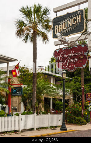 Anzeichen für das historische Casablanca Inn (1914) in der Charlotte Street in St. Augustine, Florida, USA. Stockfoto
