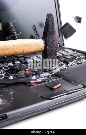 Toller Laptop mit schwarzen Hammer auf weißem Hintergrund Stockfoto