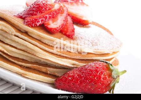 Pfannkuchen auf weißem Hintergrund mit Erdbeeren und Zucker Nahaufnahme Stockfoto