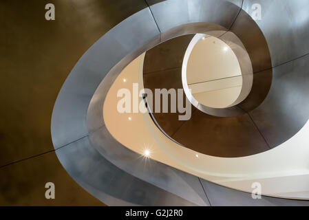 Moderne Wendeltreppe in London am Wellcome Collection Museum bei 183 Euston Rd, Kings Cross, London NW1 2BE Stockfoto