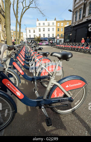 Reihen von Leihräder für Reisen rund um die City of London, gesponsert von Santander bietet günstiges umweltverträgliches Reisen Stockfoto