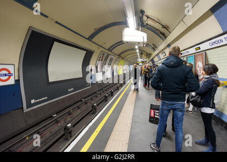Menschen stehen und warten auf eine unterirdische U-Bahn London Stockfoto
