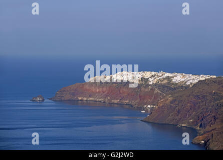 Panoramablick auf den berühmten "Caldera" vulkanische Felsen und Oia Resorts gefunden in Santorin, Kykladen, Griechenland Stockfoto