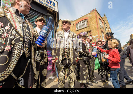 Traditionelle Pearly Kings und Queens in voller Tracht sammeln Spenden am Shoreditch Brick Lane in London Stockfoto