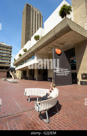 Der Haupteingang zum Kunstzentrum namens Barbican in London Stockfoto