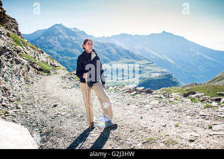 Porträt des jungen Erwachsenen Frau Wandern in Bergen, Col du Petit Mont Cenis, Val Cenis Vanoise, Frankreich Stockfoto