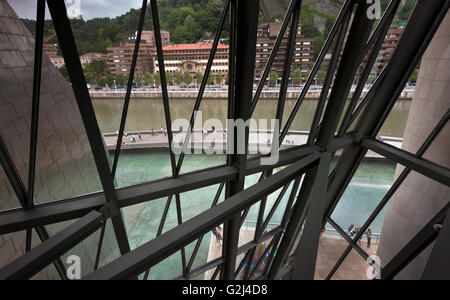 Blick auf Fluss von innen Guggenheim Museum, Bilbao, Spanien Stockfoto