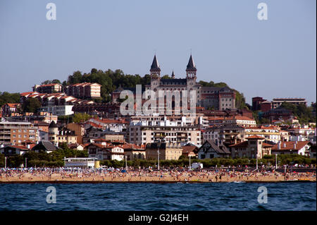 Blick auf Playa De La Conchas Strand aus Wasser, San Sebastian, Spanien Stockfoto