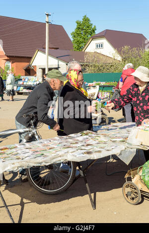 Ein russische Samen Verkäufer verkauft Pakete von Gemüse-Saatgut an Mitglieder der Öffentlichkeit in Raevka, Russland im Mai 2016 Stockfoto