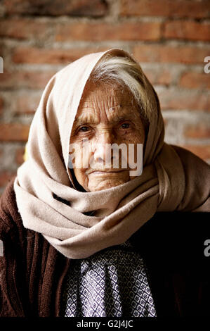Ältere Frau mit Schal umwickelt Kopf, Porträt Stockfoto