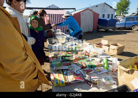 Ein russische Samen Verkäufer verkauft Pakete von Gemüse-Saatgut an Mitglieder der Öffentlichkeit in Raevka, Russland im Mai 2016 Stockfoto