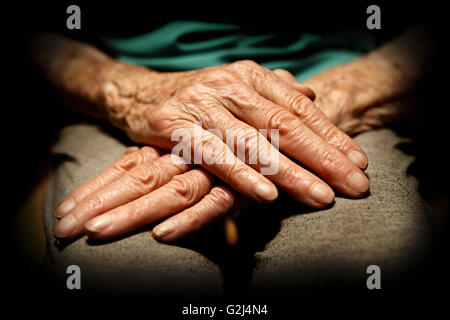 Ältere Frau Hände ruhen im Schoß, Nahaufnahme Stockfoto