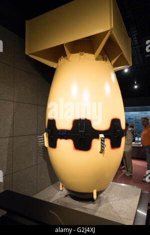 Ein Museum-Modell der Atombombe Fat Man fiel auf Nagasaki, Japan auf 1102 am 9. August 1945. Stockfoto