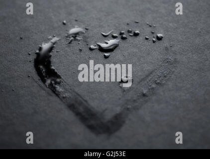 Wasser-Herz auf grauem Papier Stockfoto